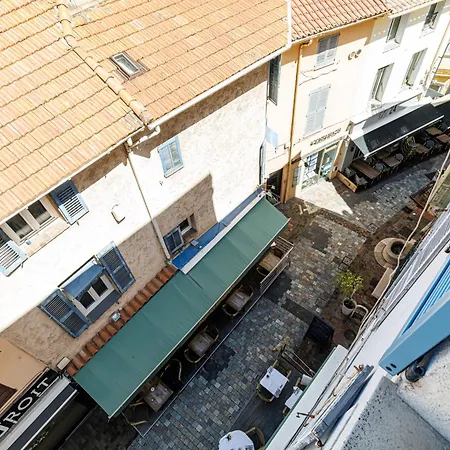 Joli A Cote Du Palais Des Festivals *